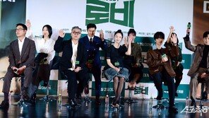The actors raise their hands in respect for director Ha Jung-woo~