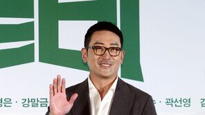 Ha Jung-woo, chic smile~