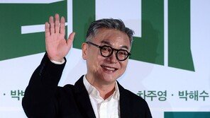 Kim Eui-seong, awkward greeting~