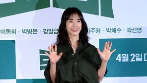 Kwak Seon-yeong, shaking hands~