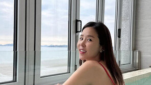 43-year-old Koyote Shinji, wearing a swimsuit, showing off her healthy beauty… The view is amazing [DA★]