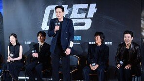 Kang Ha-neul makes Park Ha-jun wake up and becomes restless