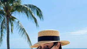 “Quiet Beach” Jessica, Enjoying an Elegant Vacation [DA★]