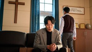 ‘Revelation’ #1 on Non-English Language Charts… “Ryu Jun-yeol‘s Crazy Acting Raves ”