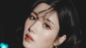 ‘Waterbomb Goddess’ Kwon Eun-bi, dizzying back… ‘Intense’ tight corset feel[DAY Cut]
