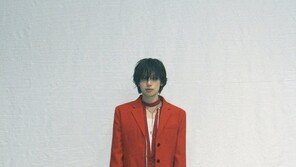 Niel, unique atmosphere with bright red suit… solo comeback on the 22nd