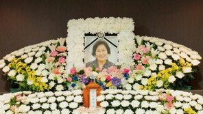 Lee Jung-eun cries while looking at Kim Hye-ja’s memorial portrait(More beautiful than heaven)