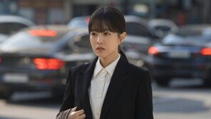 Park Bo-young, blonde hair, something… Twins without a smile(Unknown Seoul)
