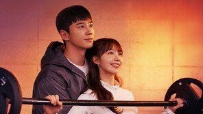 ‘24-hour gym’ that tells you to eat muscle and go…Lee Jun-young ♥ Jung Eun-ji, couple poster revealed