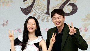 Kim Ji-yeon - Yook Sung-jae ‘Playful poses~’