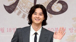 Kim Ji-hoon, handsome man’s handshake~