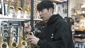 Danny Koo, violin → guitar? Amazing skills(I Live Alone)