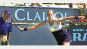 [테니스]＂나비처럼＂ 27위 나교바, 셀레스 꺾다