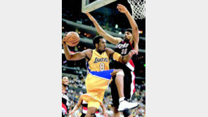 [NBA]샤킬오닐 맹활약…LA레이커스 '산뜻한 출발'