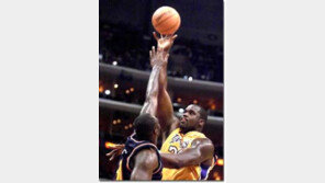 [NBA]코비,LA 홈 5연승 견인