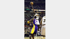 [NBA]시애틀 레이커스마저 대파…감독바꾸고 2연승