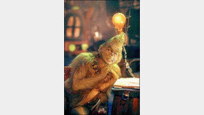 [국외 박스오피스]4주째 정상 지킨 <그린치>, 막강한 경쟁자 만나