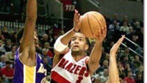 [NBA]'공룡' 오닐을 넘어뜨린 '생쥐' 스타더마이어