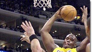 [NBA 포토]'이정도 리바운드야…'