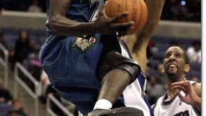 [NBA포토]우리편은 전부 어디 간 거야?