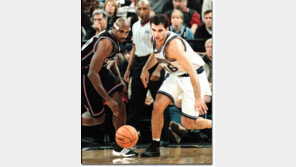 [NBA포토]＂루즈볼 다툼?＂  ＂NO!＂