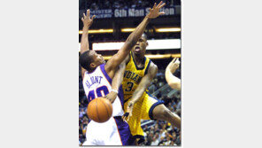 [NBA포토]옆은 텅 비었네