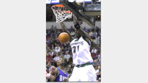 [NBA포토]KG의 '분풀이 덩크'