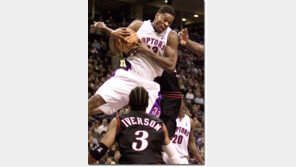 [NBA포토]＂절대 안 뺏겨＂