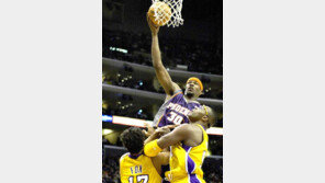 [NBA포토]＂농구는 높이 싸움＂