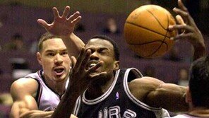 [NBA포토]＂일단 막고보자＂