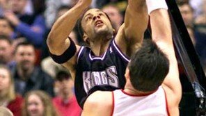 [NBA포토]＂애교(?)로 봐주세요~＂