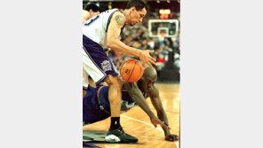 [NBA포토]'공을 향한 집념'