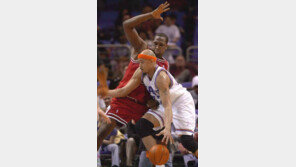 [NBA포토]＂날 막겠다고…＂