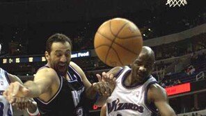 [NBA포토]＂누구의 공일까?＂