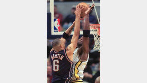 [NBA포토]＂누구 팔이 더 길까?＂