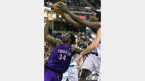 [NBA]웨버 컴백한 새크라멘토 ＂토론토 쯤이야＂