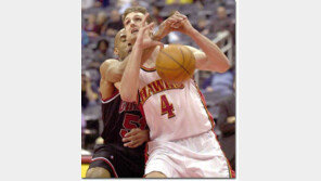 [NBA포토]＂왜 손을 잡고 그래?＂