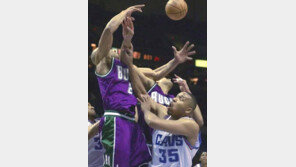 [NBA포토]＂누구의 공이 될까?＂