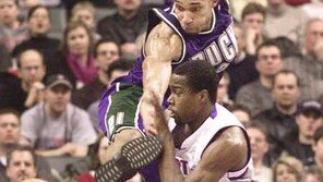 [NBA포토]＂몸을 날려서라도 막아보겠다＂