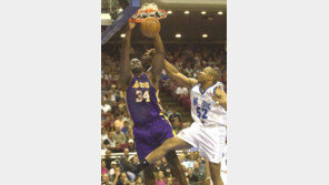 [NBA포토]＂표정관리도 해야…＂