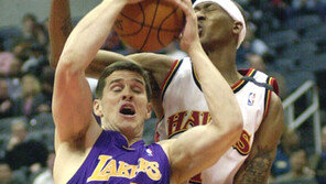 [NBA포토]＂뒤를 봐야지＂