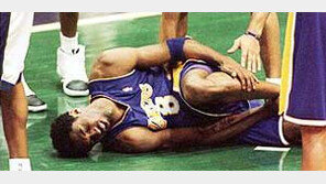 [NBA]코비 브라이언트 또 부상… 남은 경기 출장 힘들 듯