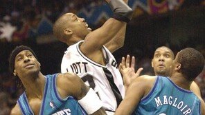 [NBA포토]＂우리 노는 거 아니에요＂