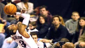 [NBA포토]＂슈퍼스타를 보호합시다!＂