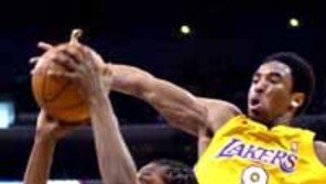 [NBA]브라이언트 뛰다 만 레이커스 1점차 눈물