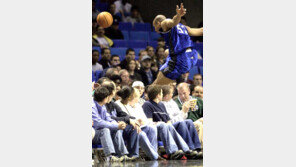 [NBA포토]＂뭐가 지나갔냐?＂