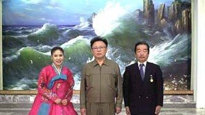 [음악]김정일, '4월의 봄 예술축전'서 김연자씨 공연 관람