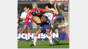 [축구 포토]'떨어지면 아프겠다'