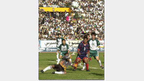 [축구 포토]'볼의 향방은?'