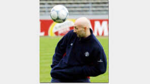 [축구 포토]＂어떤게 볼이지?＂